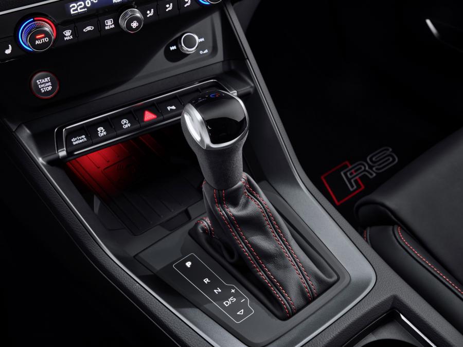 Детали интерьера Audi RS Q3 2019 года  (WW) (фото 18 из 65)